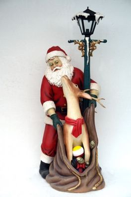 Weihnachtsmann mit Rentier unter Laterne lebensgroß 204cm für draußen aus GFK