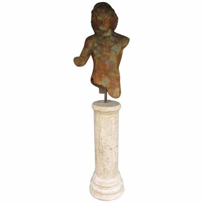 Klassischer Junge auf Steinsäule lebensgroß 161cm für draußen aus GFK