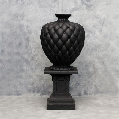 Vase Chesterfield schwarz auf Podest 157cm fér draußen aus GFK