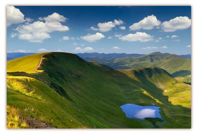 XXL Poster 100 x 70cm Schöner Sommertag im Gebirge mit grün bedeckten Hängen