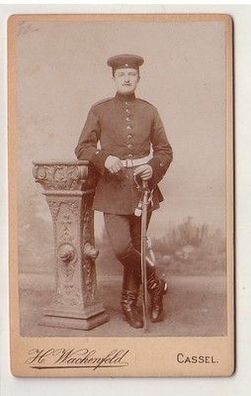 46027 Kabinett Foto Soldat mit Uniform und Degen Cassel um 1910