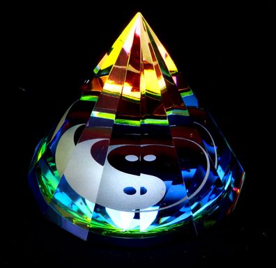 150- Buntes Prisma Ying Yang 5 cm Kristall Glas Pyramide Feng Shui Lichtbrecher