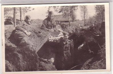 50106 Foto Ak Leski Polen Karpathen Soldaten im Unterstand im 2. Weltkrieg