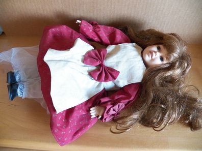 Puppe Porzellanpuppe Mädchen rotes Kleid braune Haare/ ca.40 groß-Kim Puppe 1996