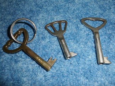 3 kleine alte Schrankschlüssel aus Kellerfund