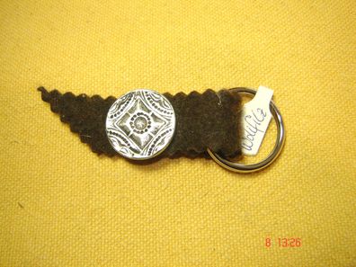 Schlüsselanhänger zur Tracht Wollfilz dunkelbraun mit silberfb Knopf stabiler Ring