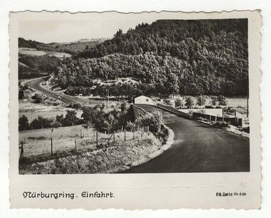 Nürburgring Einfahrt. Altes Klein-Format s/ w Foto vermutlich aus den 1930er Jahren