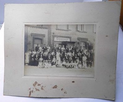 altes Foto Hochzeitsgesellschaft vor Colonialwaren A. Urban Wittenberg? um 1910