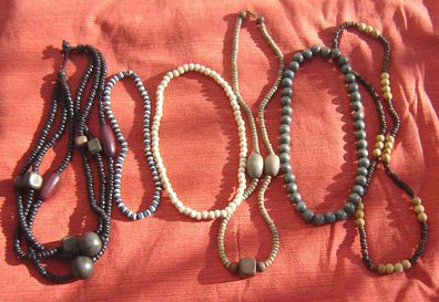 6 Stück verschiedene Ketten Perlen aus Holz od Kork schwarz braun blau Nr 2514