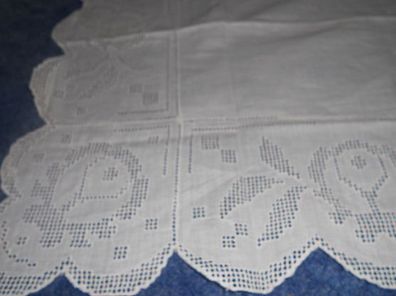 Tischdecke/ Deckchen mit Lochstickerei aus Omas Haushalt-64 x 43 cm