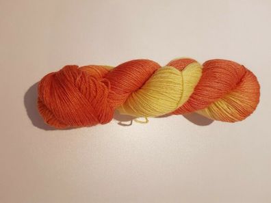 100 g Strang handgefärbtes Garn, "Turin", Merino-Seide-Ramie, Gelb-Orange-Töne