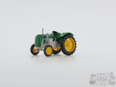 Mehlhose 10102 Traktor Famulus, grün/ grau-gelbe Felgen Massstab: H0