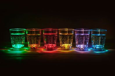 12 Stück LED beleuchtetes Schnapsglas Trinkglas Fassungsvermögen ca. 6 cl Party