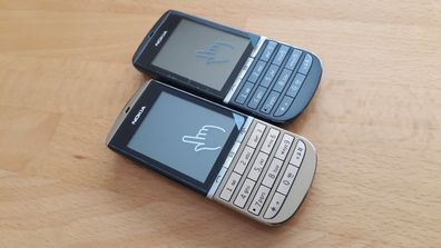 Nokia Asha 300 Touch & Type Nokia 300 > in 2 Farben / neuwertig / vom Händler