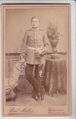 60726 Kabinettfoto Berlin Soldat in Uniform mit Säbel um 1910