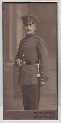 60810 Kabinettfoto Karlsruhe Soldat in Uniform mit Portepee und Seitengewehr