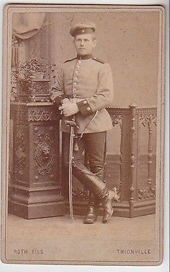 61753 Kabinettfoto Thionville Soldat in Uniform mit Säbel um 1910