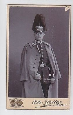 61746 Kabinettfoto Berlin Soldat in Uniform und mit Paradehelm um 1910
