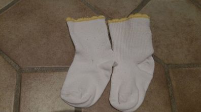 weiße Strümpfe/ Socken mit gelbem Rand