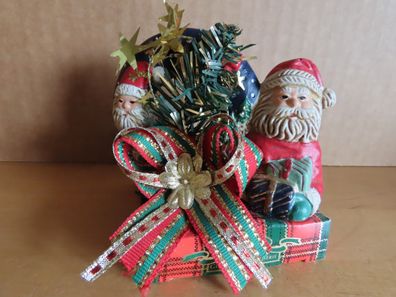 Figur Weihnachtsmann mit blauem Kranz auf einer Schachtel ca.8,5 cm hoch