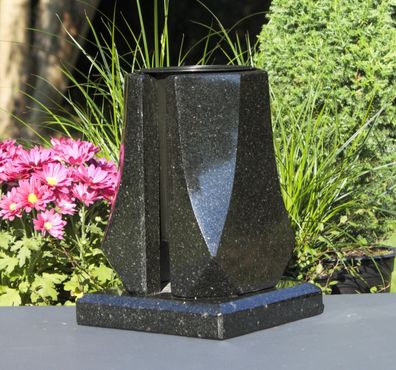 moderne GranitVase Grabvase Blumenvase aus Handarbeit