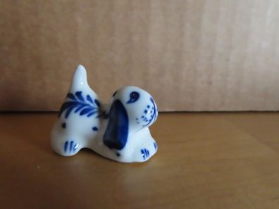 ganz kleine Figur Hund Keramik weiß blau für Setzkasten / ca. 3 cm hoch