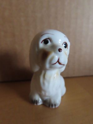kleine Figur Hund Porzellan sitzt weiß für Setzkasten / ca. 5,5 cm hoch