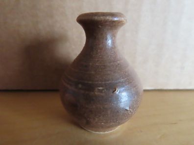 kleine braune bauchige Vase Keramik für Setzkasten / ca. 4,5 cm hoch