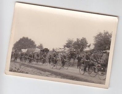 40150 Foto Soldaten Fahrradkolonne vor Flüchtlingstreck um 1940