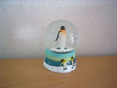 Mittelgroße Schneekugel "Pinguin" (Kunstharz/ Glas) / Medium Snow Globe "Penguin"