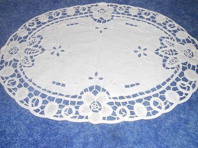 schöne weiße Decke mit Lochstickerei 38 x 28 cm