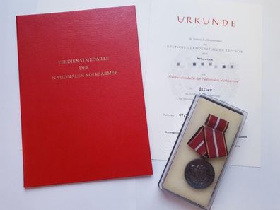 Verdienstmedaille der Nationalen Volksarmee in Silber mit Urkunde in Mappe