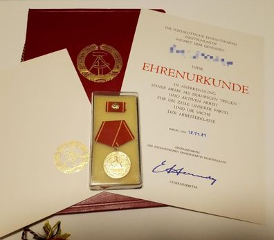 DDR Orden Für 25 Jahre treue Dienste in der Kampfgruppe mit Mappe und Urkunde