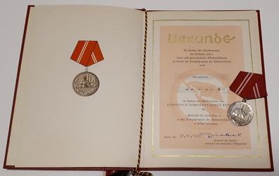 Medaille Kampfgruppen Für treue Dienste in Silber mit Urkunde