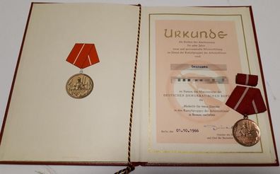Medaille Kampfgruppen Für treue Dienste in Bronze mit Urkunde