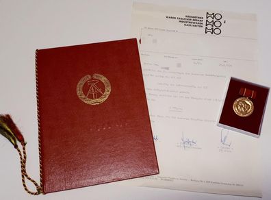 Medaille für Verdienste in der Volkskontrolle der DDR mit Urkundenmappe