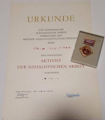 DDR Abzeichen Aktivist der sozialistischen Arbeit mit Urkunde