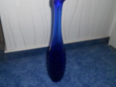 wunderschöne blaue Glasvase für eine lange Blume