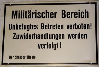 Schild "Militärischer Bereich/ Grenze des militärischen Bereiches"