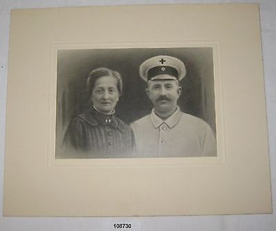 altes Foto Porträt Sanitäter in Uniform mit Frau um 1910