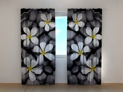 Fotogardine Blumen und Steine, Fotovorhang mit Motiv, Digitaldruck, Gardine auf Maß