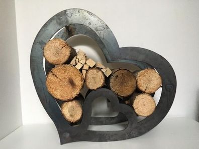 Brennholzregal in Herzform aus Cortenstahl