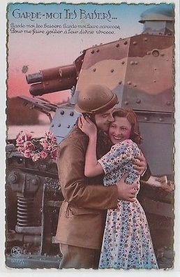 62530 Kitsch Ak Franzose mit Freundin vor Panzer Tank