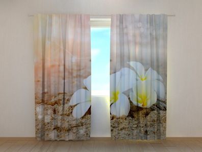 Fotogardine tropische Blumen am Strand, Vorhang mit Motiv, Fotodruck, Gardine auf Maß