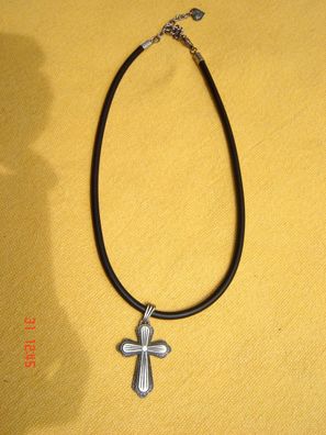 Trachtenkette Kautschuk schwarz altsilberfarben matt Kreuz mit Kristallstein Z p