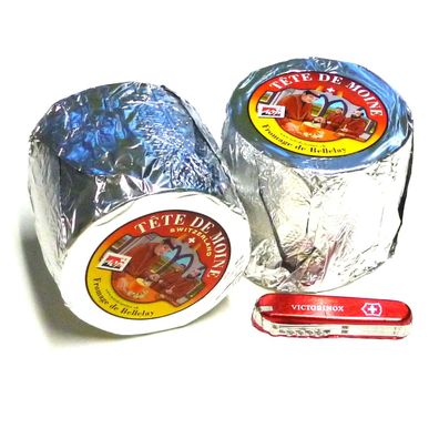 Tete de Moine Käse AOP zwei Laibe ca 850g + Schweizer Schokoladen Taschenmesser