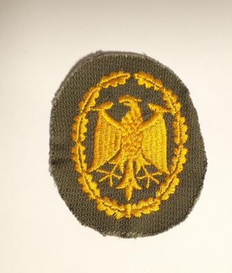 Original Bundeswehr Leistungsabzeichen in Gold auf oliv