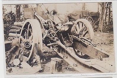 63103 Foto Ak zerstörtes Geschütz Kanone im 1. Weltkrieg
