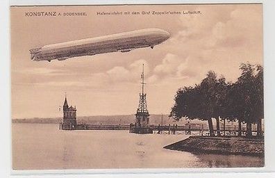 63431 Ak Konstanz am Bodensee Hafeneinfahrt mit Zeppelin Luftschiff um 1920