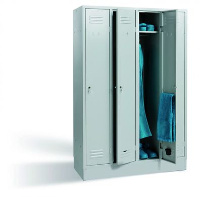 Garderobenschrank, 1800x910x500 mm, 3 Türen abschließbar, mit Sockel, Breite 910 mm